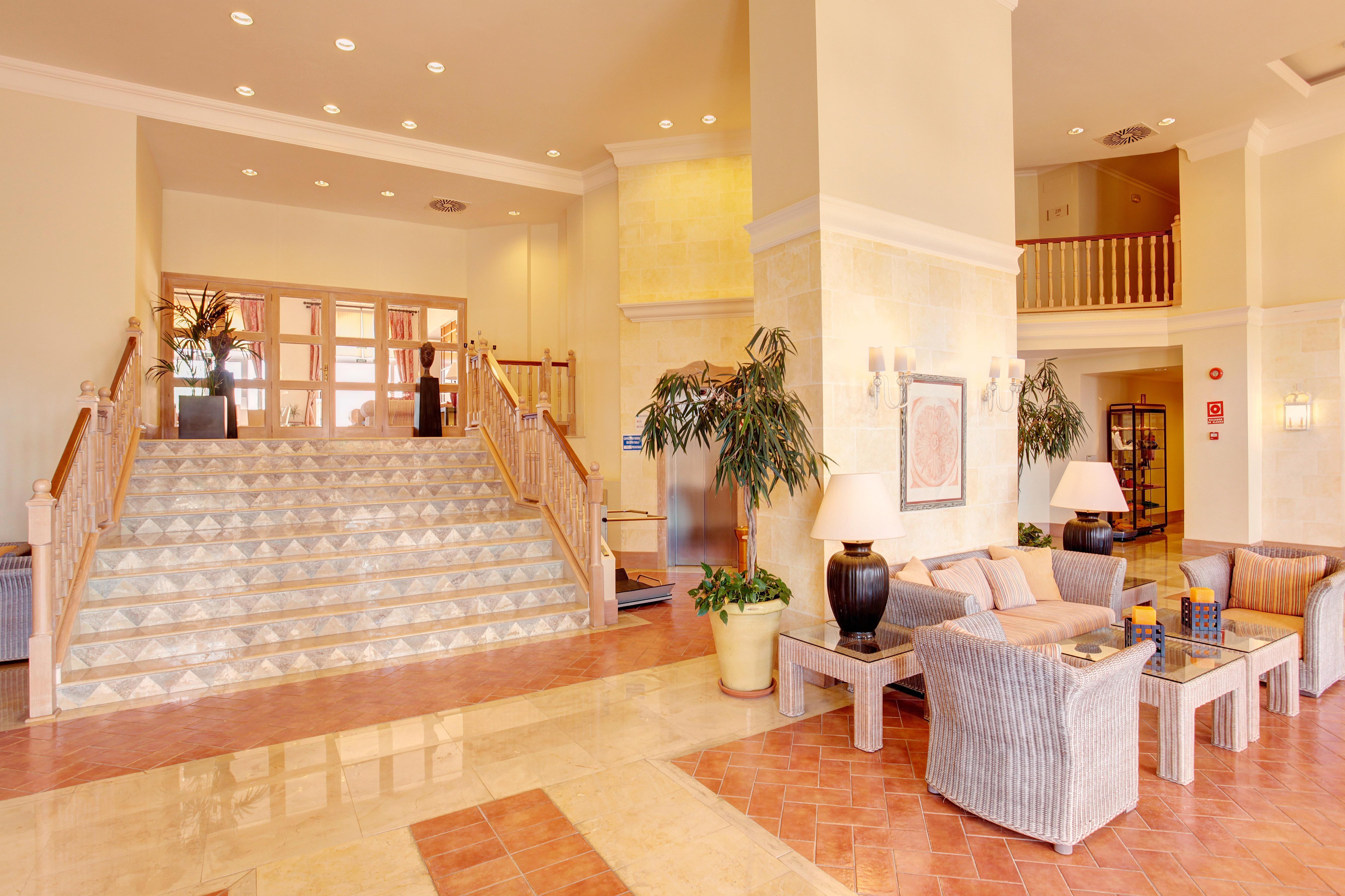 Grupotel Macarella & Apartahotel